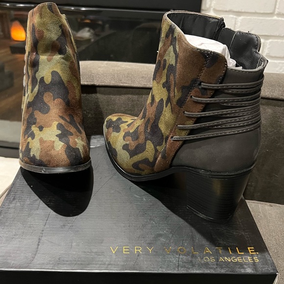 Vegan Very Volatile Camouflage Boots Booties 10 - Picture 1 of 6